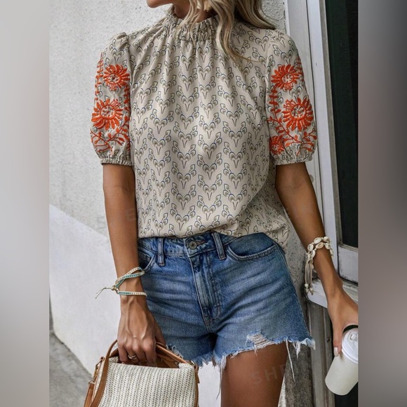 NWOT! Embroidered top - Picture 4 of 7